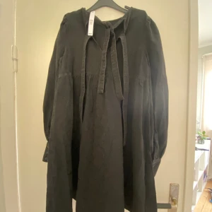 Svart asos klänning  - Basic klänning från asos helt oanvänd, med lapp kvar 💕  Den är storlek 34 men skulle snarare säga 36