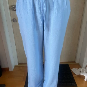 Linnebyxor - Superfina linnebyxor från HM. Köpta förra året, använda ett fåtal gånger. Säljer då de är för korta🫶🏼 Lågmidjade men man kan även ha de midwaist.