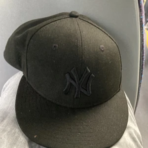 New york fitted keps  - Hej,j jag säljer min keps som är storlek 57.7 köpte den för runt 1-2 månader knappast använd  Köparen står för frakt och ja kan även mötas upp i Gbg 