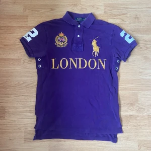 Ralph Lauren London Polo/Pike - !skicka bud för snabb affär! Skitfet Ralph Lauren London piké, storlek S. Utmärkt skick utan skador. Skriv om ni undrar någonting eller om ni vill ha fler bilder📲