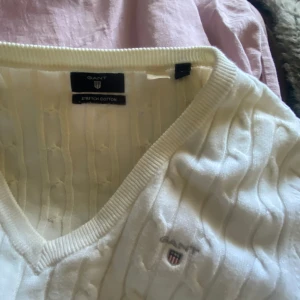 Gant stickad vit - En stickad långärmad vit GANT tröja som är i bra form, säljer för den inte är min stil längre. Den är V-ringad. Pris går att diskutera!