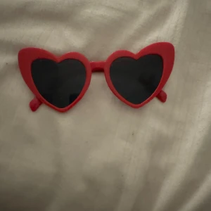 Hjärtglasögon - Röda hjärtglasögon. Hör av dig vid minsta fråga eller fundering.