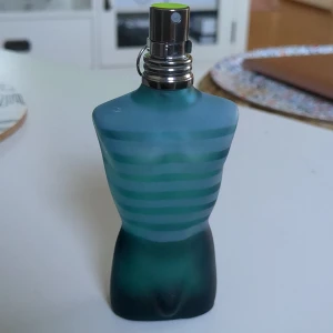 Jean Paul Gaultier le male EDT - Hej! Jag säljer denna Jean Paul Gaultier le male EDT då jag har två styckna. Jag säljer denna billigt för att jag inte har boxen till flaskan. I flaskan är det ungefär 35 ml kvar.
