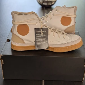 Converse - Chuck 70 Hi South Of Houston - Säljer ett par Converse - Chuck 70 Hi South Of Houston helt nya i box. Storlek 42. Unisex.