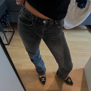 Jeans - Mörkgråa jeans från zara. Dem är midwaist och medellånga.😍 