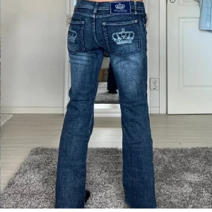Victoria Beckham bootcut jeans! - Jättefina Victoria Beckham jeans som tyvärr var för stora för mig😢💓 (första bilderna från förra ägaren) Midjemåttet: 38cm Innerbenet: 73cm Frakt tillkommer!