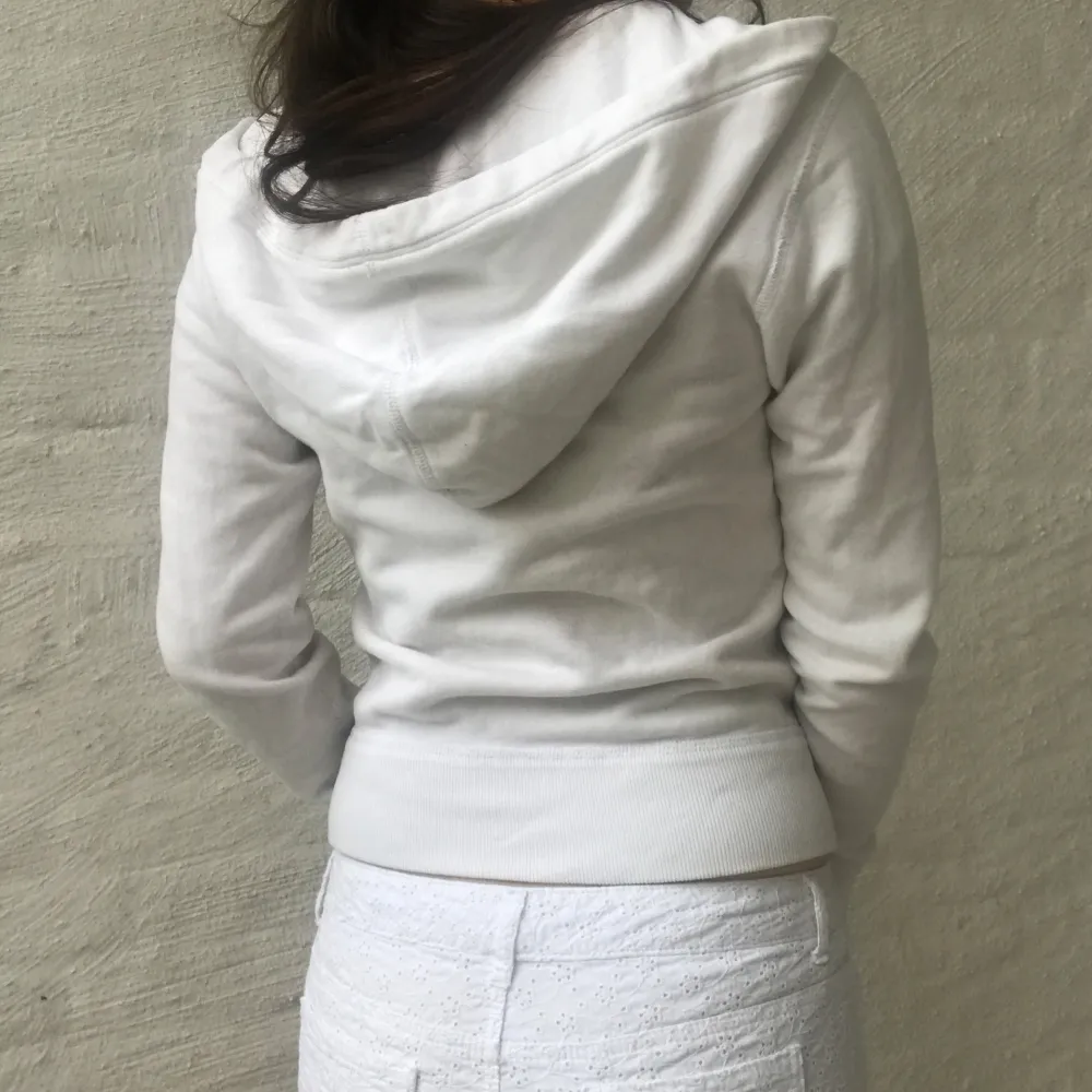 jättefin vit zip up hoodie ✨finns tecken på användning och nopprig på insidan men fortfarande bra skick 🤍. Tröjor & Koftor.