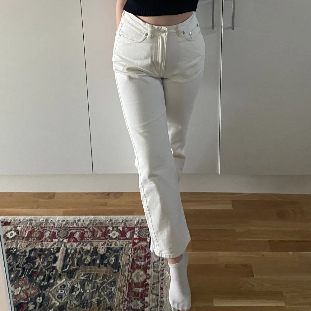 Off white jeans från Weekday i modellen Rowe extra high straight jeans. Strl W28 L30. Jeans & Byxor.