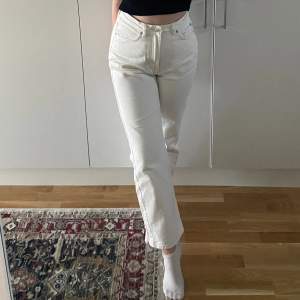 Off white jeans från Weekday i modellen Rowe extra high straight jeans. Strl W28 L30