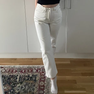 Off white jeans - Off white jeans från Weekday i modellen Rowe extra high straight jeans. Strl W28 L30