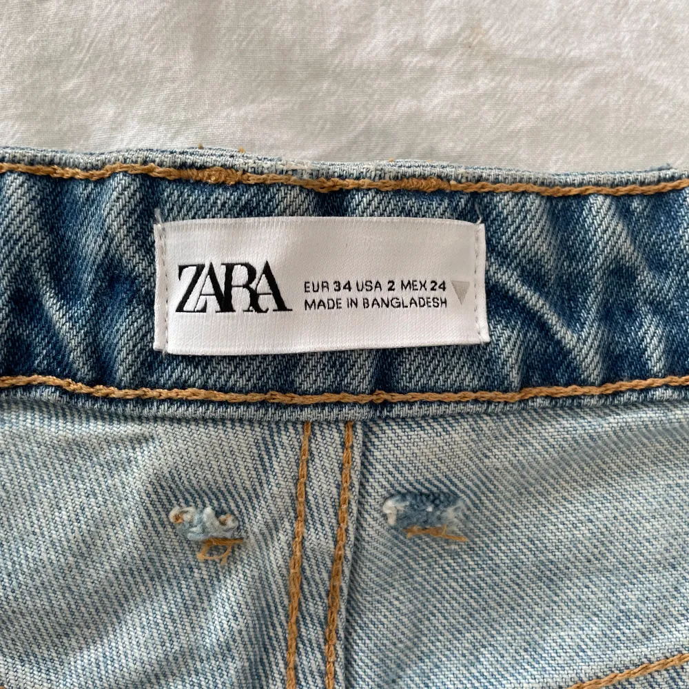 Säljer nu mina Zara jeans short då dom har blivit för små, dom är i storlek 34. Dom är i ny skick då jag endast han andvända dem en gång. Hör av er om ni har några funderingar!. Shorts.