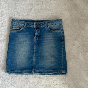 BLÅ JEANSKJOL - Bra skick 