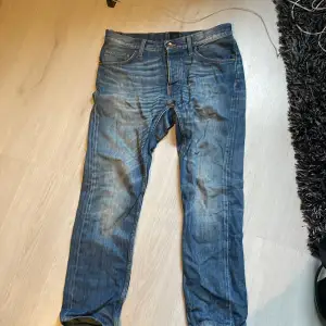 Inga defekter men har använts en del. Tiger of Sweden jeans med modellen Rocky. 34 i bredden och 32 på längden