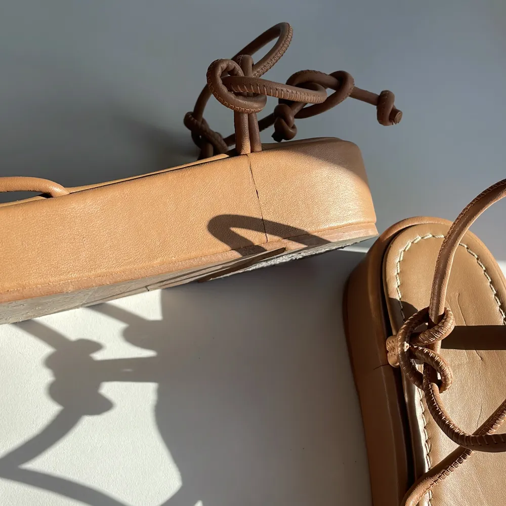 Säljer ett par jättefina platå sandaler från flattered. Perfekt till sommaren! Orginalpris 1900 köpta 2023, används fåtal gånger inomhus.. Skor.
