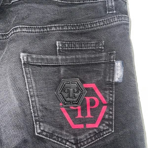 Philip Plein Jeans - Philip plein jeans i gott skick förrutom litet hål framficka. Nypris för ett par år sen var ca 5500 Storlek 30 Kan mötas i Göteborg, Borås,