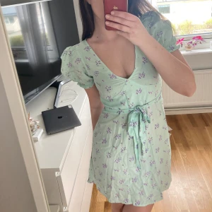 Blommig sommarklänning  - Klänning från H&M med lila blommor och ”band”. Banden går att knyta antingen fram eller bak🌸 Använd några gånger när den var köpt men inte riktigt min stil längre