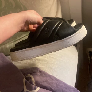 Uggs tofflor  - Ett par svarta uggs toflor med vit sula. De är i ganska bra skick. De kosta nya 800 kr ungefär men säljer dessa för 150 kr + frakt. De är i storlek 37 