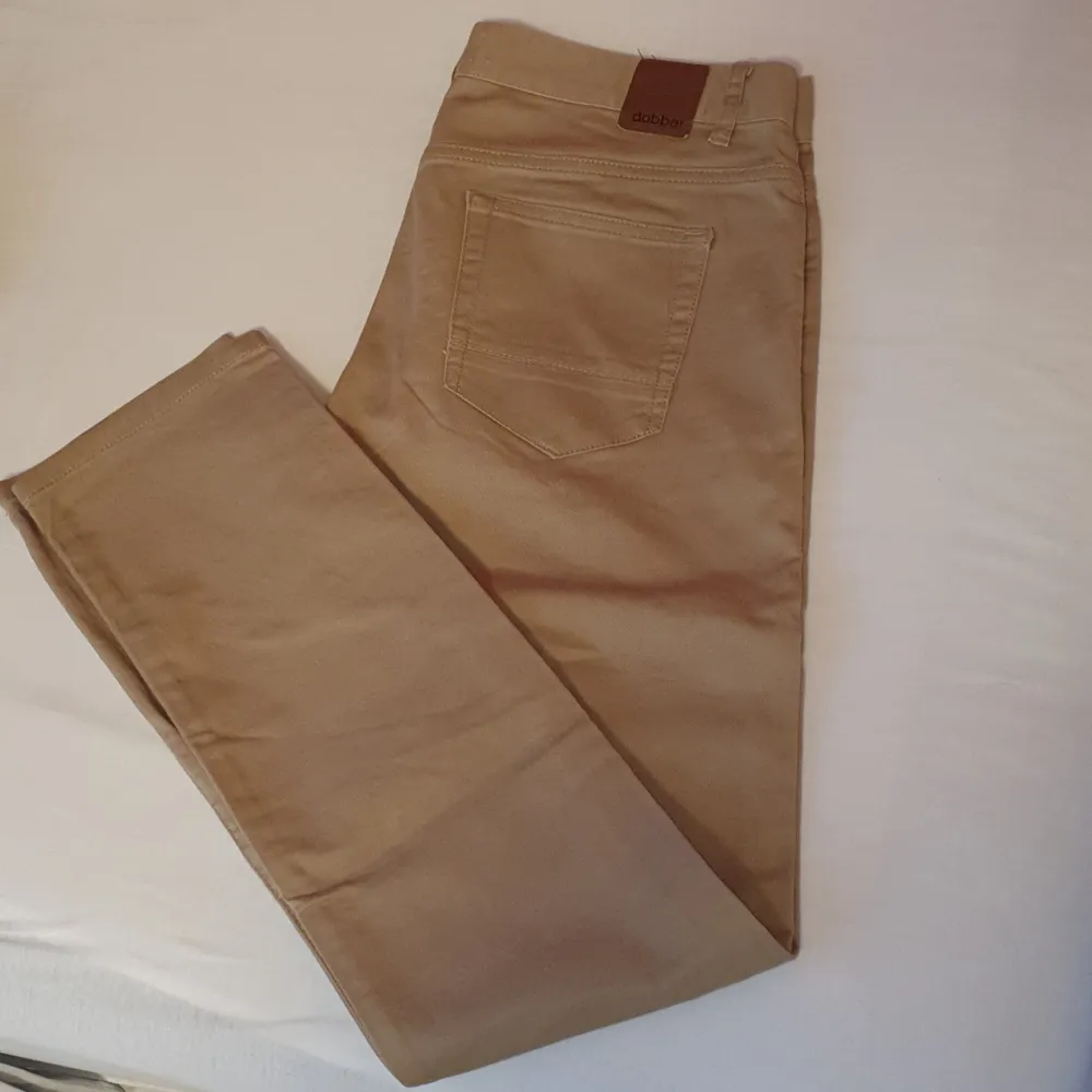 Superfina byxor från Dobber i färgen Beige/guld i storleken W31. Passar till alla tillfällen.  I princip nyskick.  Vid intresse möter jag gärna upp för påtitt om så önskas. . Jeans & Byxor.