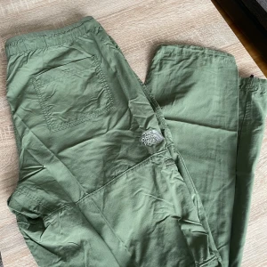 The North Face khaki cargo byxa storlek L - Grön / militärgrön / khaki parachute byxa från The North face, knappt använd i storlek L