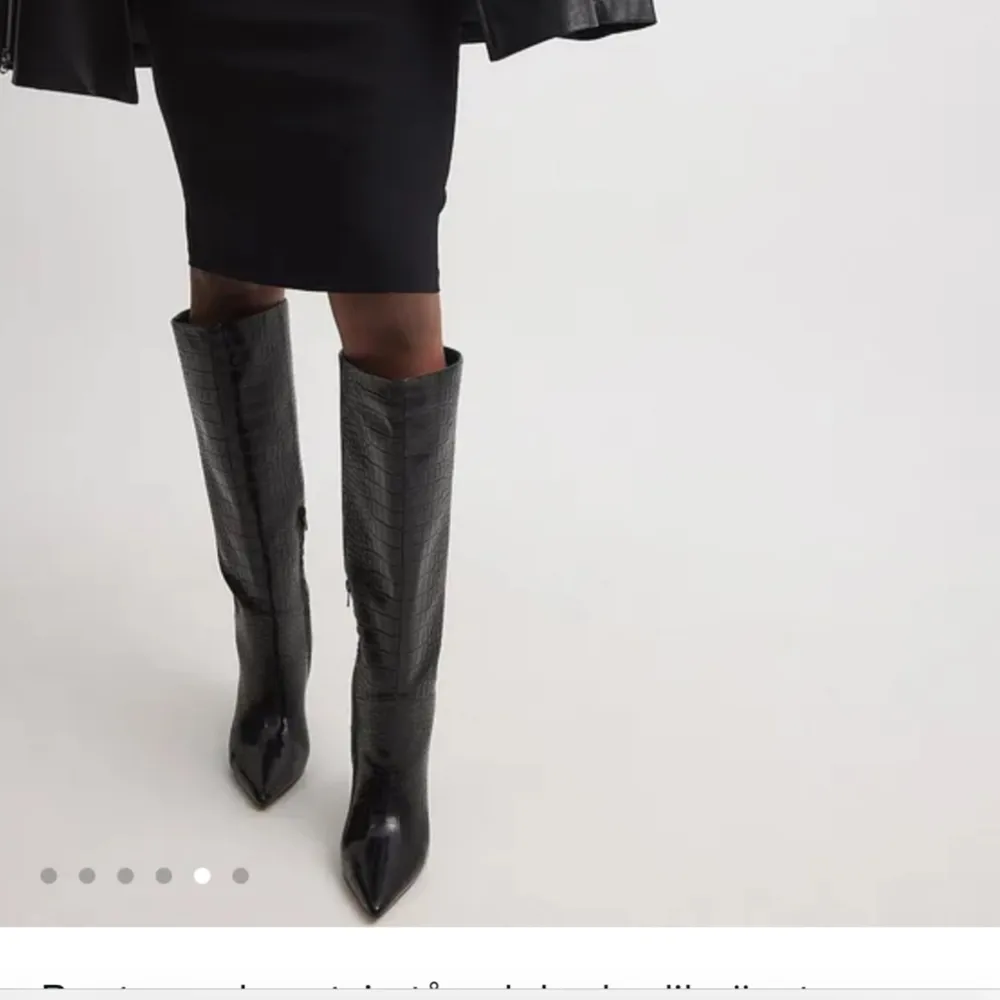 Boots med spetsig tå och krokodilmönster från NAKD. Jag har använt de 1 gång (pga fel storlek) och de är en skön klack som är 8 cm. . Kengät.