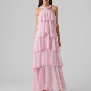 Vero Moda x Felicia W - Oanvänd klänning i storlek M. Slutsåld och kommer ej in i lager igen