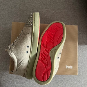 Christian Louboutin  - Christian Louboutin skor   Säljer dessa äkta louboutins i storlek 40! Allt på sista bilden medföljer! (Alla bilder är mina egna!) nypris är 6500 