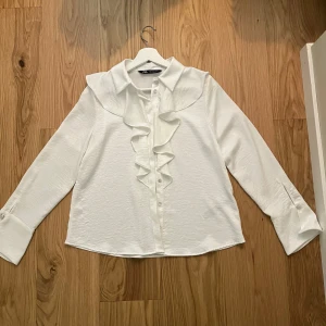 Blus  - Superfin vit blus från zara. Inköpt för ett halvår sedan och endast använd en gång, super fint skick. Nypris 500kr och går ej att hitta längre.  Priset kan diskuteras! Låg gärna bud