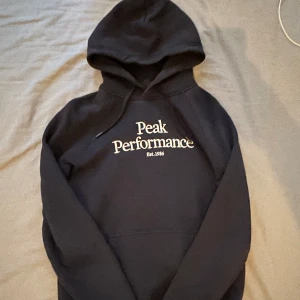 Peak performance  - Säljer en snygg Peak Performance hoodie i färgen marinblå. Den är i storlek S och är i perfekt skick utan några slitningar, hål eller fläckar. Nypris 1300. Mitt pris 300. Hör av dig vid frågor🙌