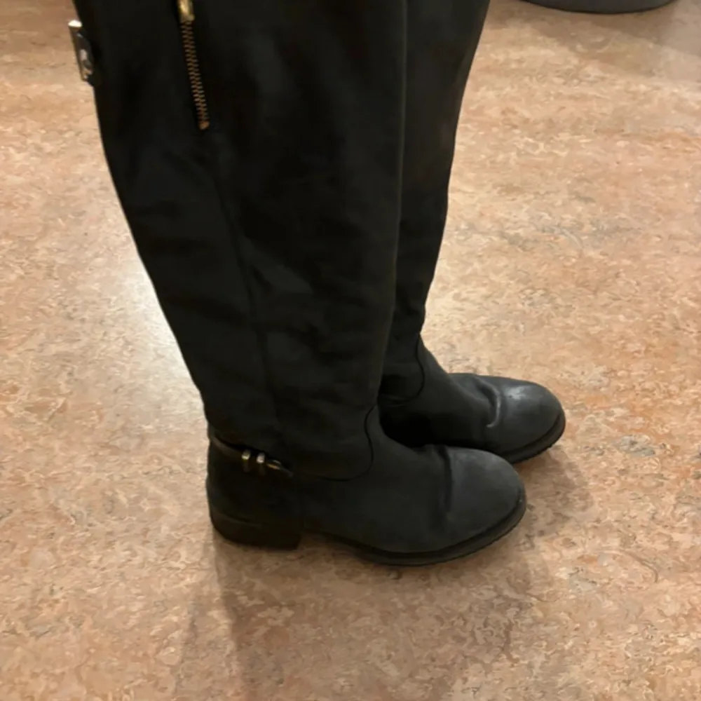 Super snygga höga läder boots i grå/ svart. Skor.