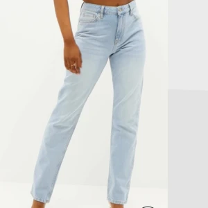 Blåa jeans - Ljusblåa low waist jeans i nyskick. Strl. 36