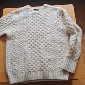 Bm varm ulltröja - Ylltröja köpt från Brandy melville. Säljer pga inte min storlek. Nästan oandvänd