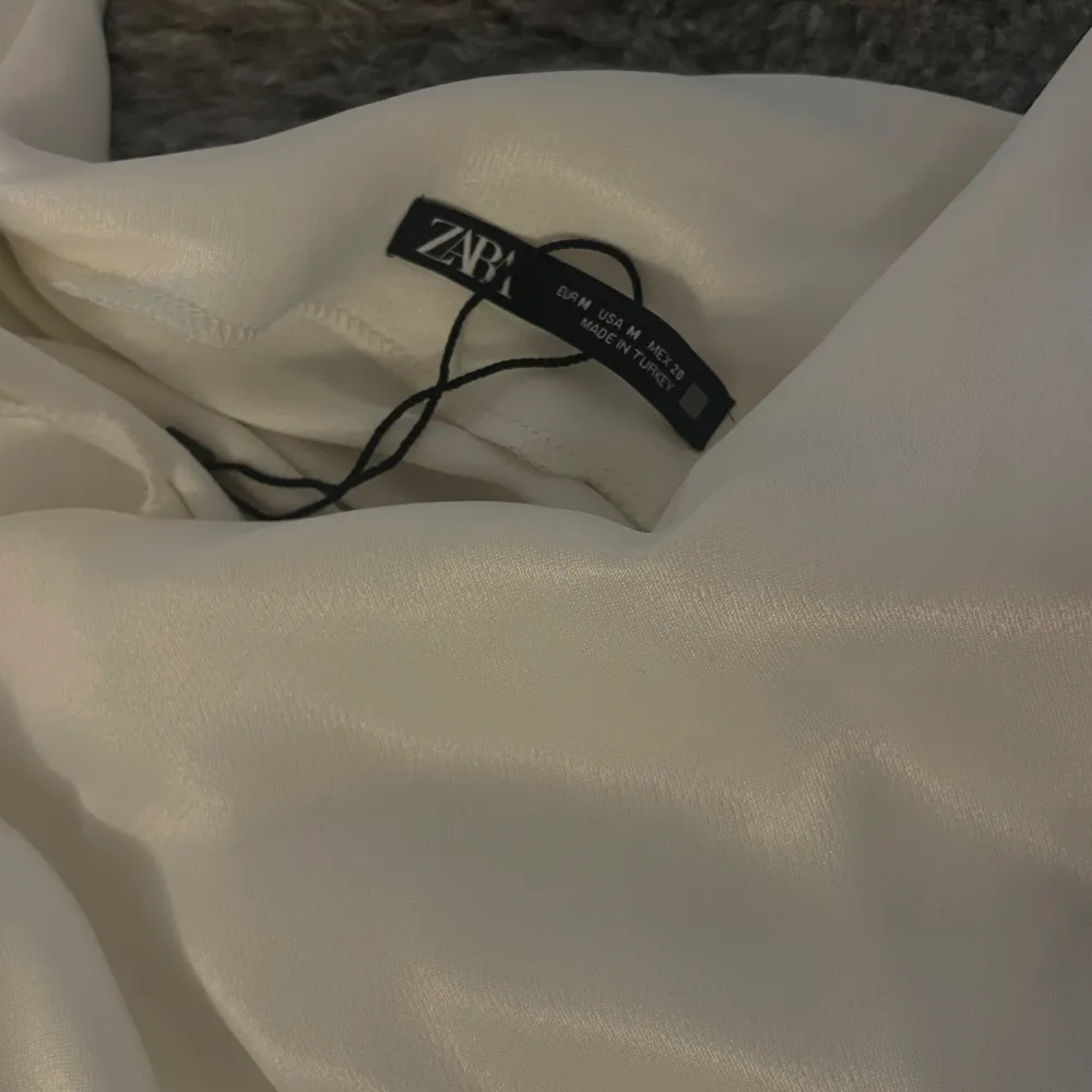 Ett vitt linne i satin som jag köpte för längesedan på Zara men som tyvärr aldrig har kommit till användning 🤍 Välkommen att kontakta mig om frågor finns!💕💕. Toppar.