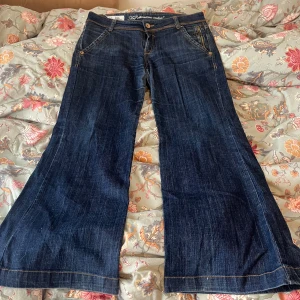 Lågmidjade jeans - Lågmidjade vida jeans ❣️midja ca 87cm innerbenslängd ca 85!