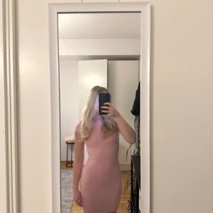 Figursydd rosa klänning - Använd 1 gång i sommar  Är en s men känns som xs Från H&M divided Kall rosa färg