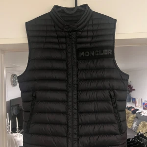 Moncler väst - Moncler väst säljes pga den ej passar längre Nyskick 9/10 Kvitto finns tyvärr ej Pris kan diskuteras vid snabb affär  