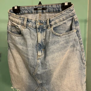 Blå Jeans kjol - Blå jeans kjol från bikbok. Högmidjad. Superfin inför sommaren!! Säljer då den inte kommer till användning.