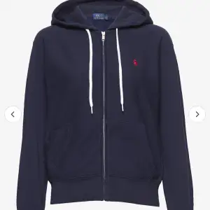 Säljer min mörkblåa ralph lauren zip hoodie eftersom att den inte kommer till användning. Den är i storlek xs. Orginalpris 2195kr. Pris kan diskuteras. Ingen retur och köparen står för frakten.💗