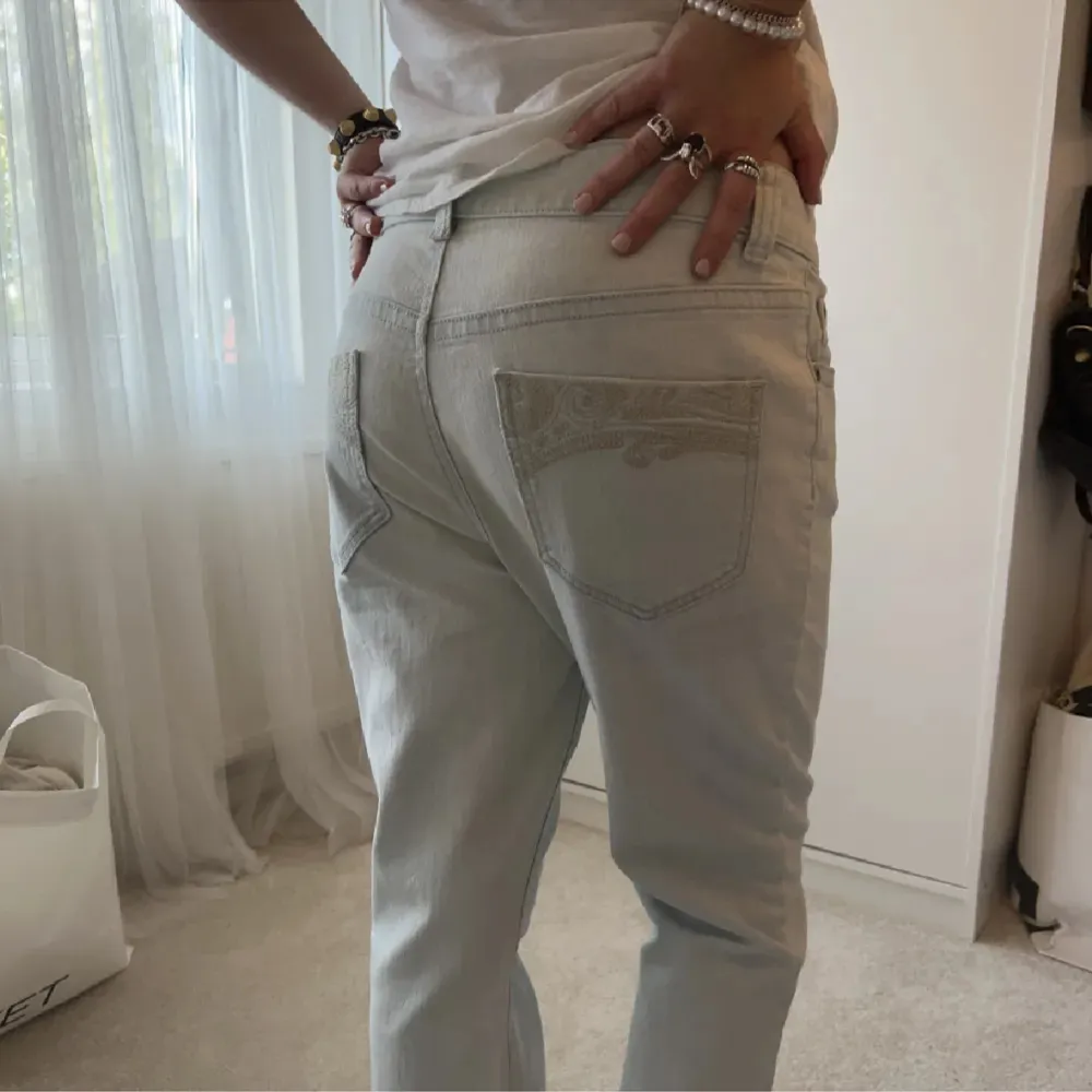 Jeans med snygga tryck på fickorna, står ej storlek i, men jag brukar bära 36. Jeans & Byxor.
