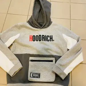 Hoodrich hoodie, storlek L junior (12-13 år). Mycket fint skick, inköpt på JD sport. 
