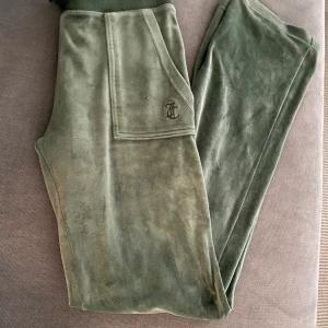 Gröna juicy couture - Jag säljer ett par jättefina gröna juicy couture, använda några få gånger och inte defekter förutom ett litet hål som knappt syns på fickan💞nypris är 1200kr och dom är i storlek xs
