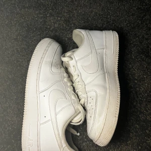 Air Force 1 - Säljer ett par air forces i storlek 41. Bra kvalite, kan uppleva lite crease men inget stort dessvärre. Annars inga skador, pris kan diskuteras vid en snabb affär. Nypris: Ca 1500 kr | Mitt pris: 469 kr