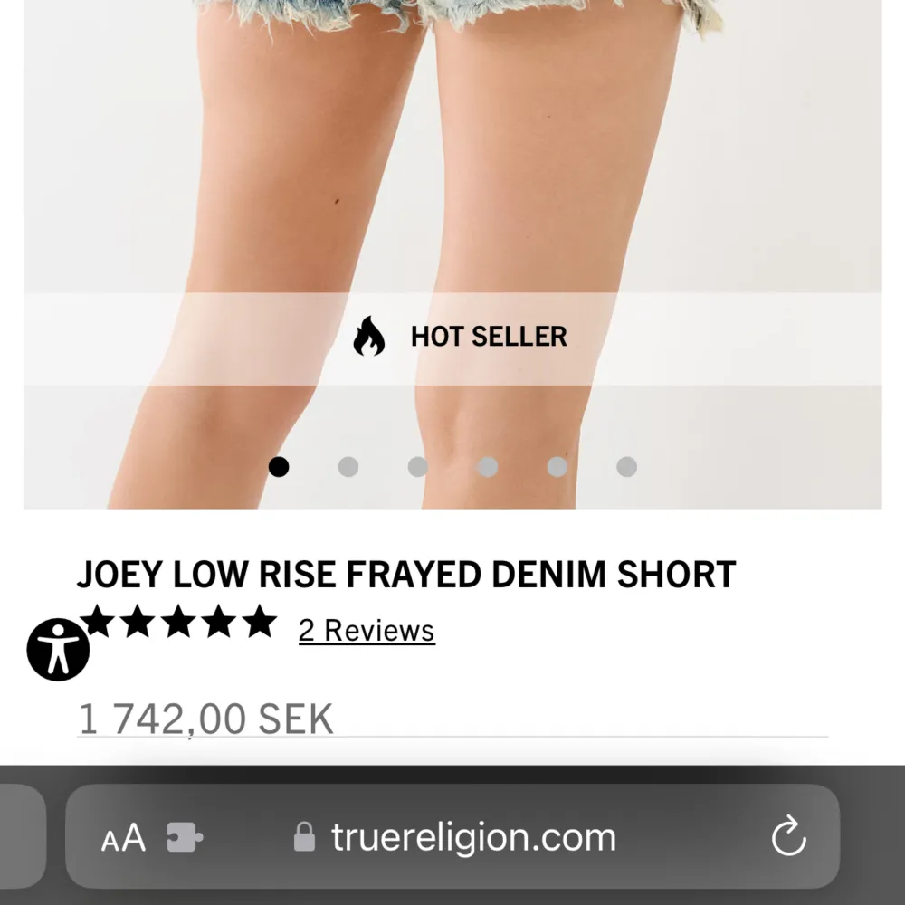 Säljer dessa skitsnygga lågmidjade shorts ifrån det trendiga märket true religion då dom tyvärr blivit för små på mig🩷på hemsidan kostar dom ca 1750kr (se bild 4) midjemåttet är 36cm rakt över!  Bud på 700kr. Shorts.