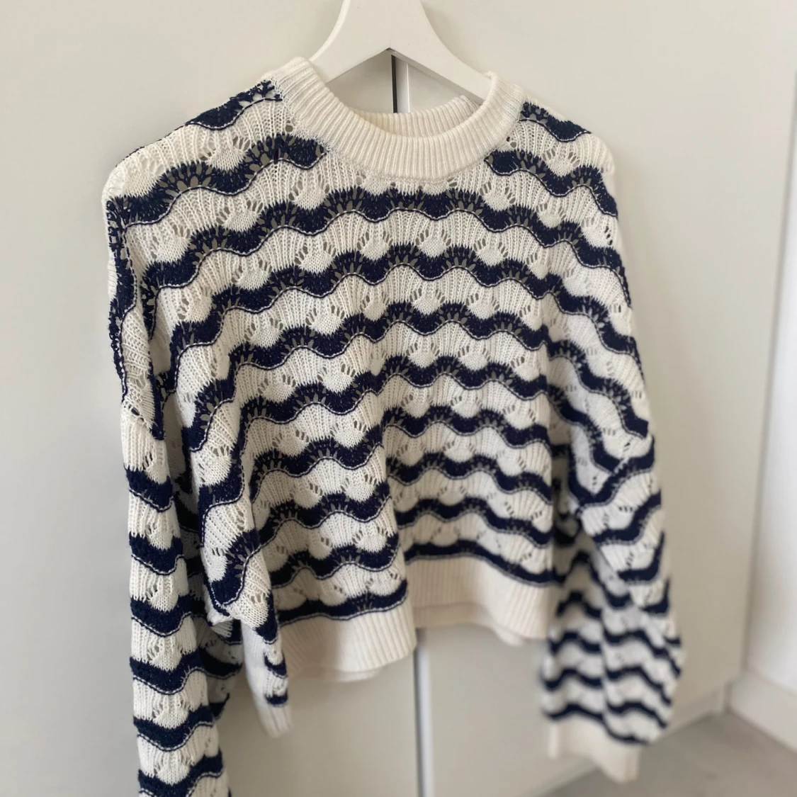 Blå & vitrandig stickad tröja  - 90