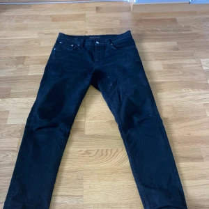 Svarta nudie jeans - Skit snygga nudie jeans för bra pris. Använda väldigt lite och har inga defekter. Köpte dom för inte länge sen. Nypris 1399 kr. Storlek W31 L31
