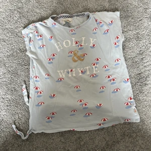 Sommar t-shirt - En jätte fin skön t-shirt som verkligen ger sommarvibes den har tyvärr blivit för liten för mig och därför säljer jag den. Köparen betalar för frakten!