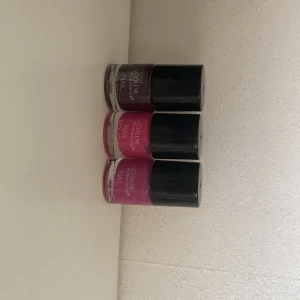 Tre Olika Nagellack 💅 (🟣🩷🎀 - Tre olika Nagellack i Mörk lila,skrik Rosa och ljus lila. Har aldrig andvänt dessa nagellack helt nya och redo att andvändas!