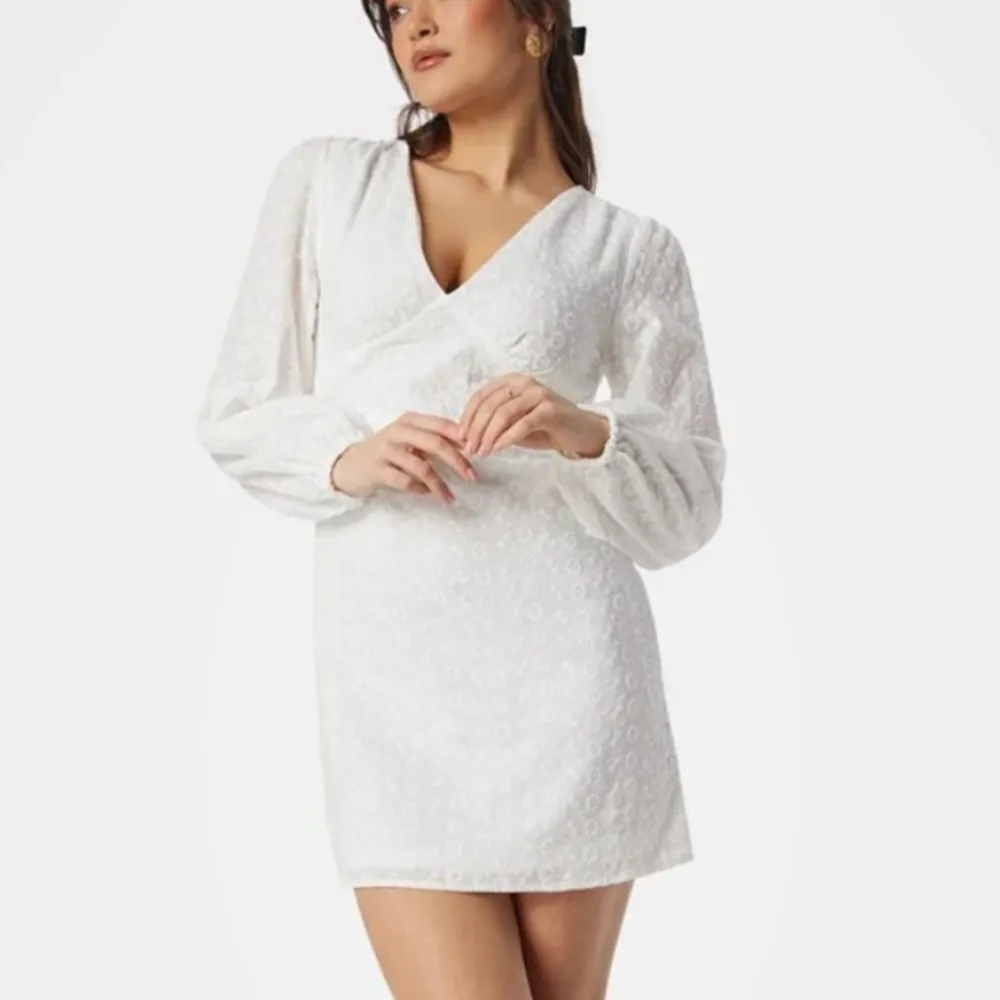 Säljer denna populära och helt oanvända klänning från vila som påminner om adoore klänningen💖  Nypris 799kr. Klänningar.