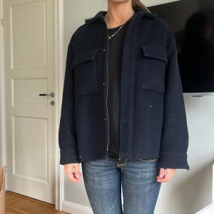 Mörkblå kappa - Säljer denna så fina kappa då den inte kommer till användning❤️ priset går att diskutera, skriv om ni har frågor eller vill ha fler bilder