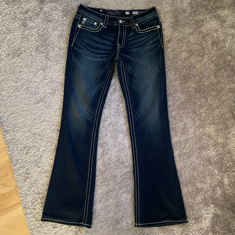 Helt nya, tvättade en gång  Midjemått: 40 cm Innerbenslängd: 84 cm. Jeans & Byxor.