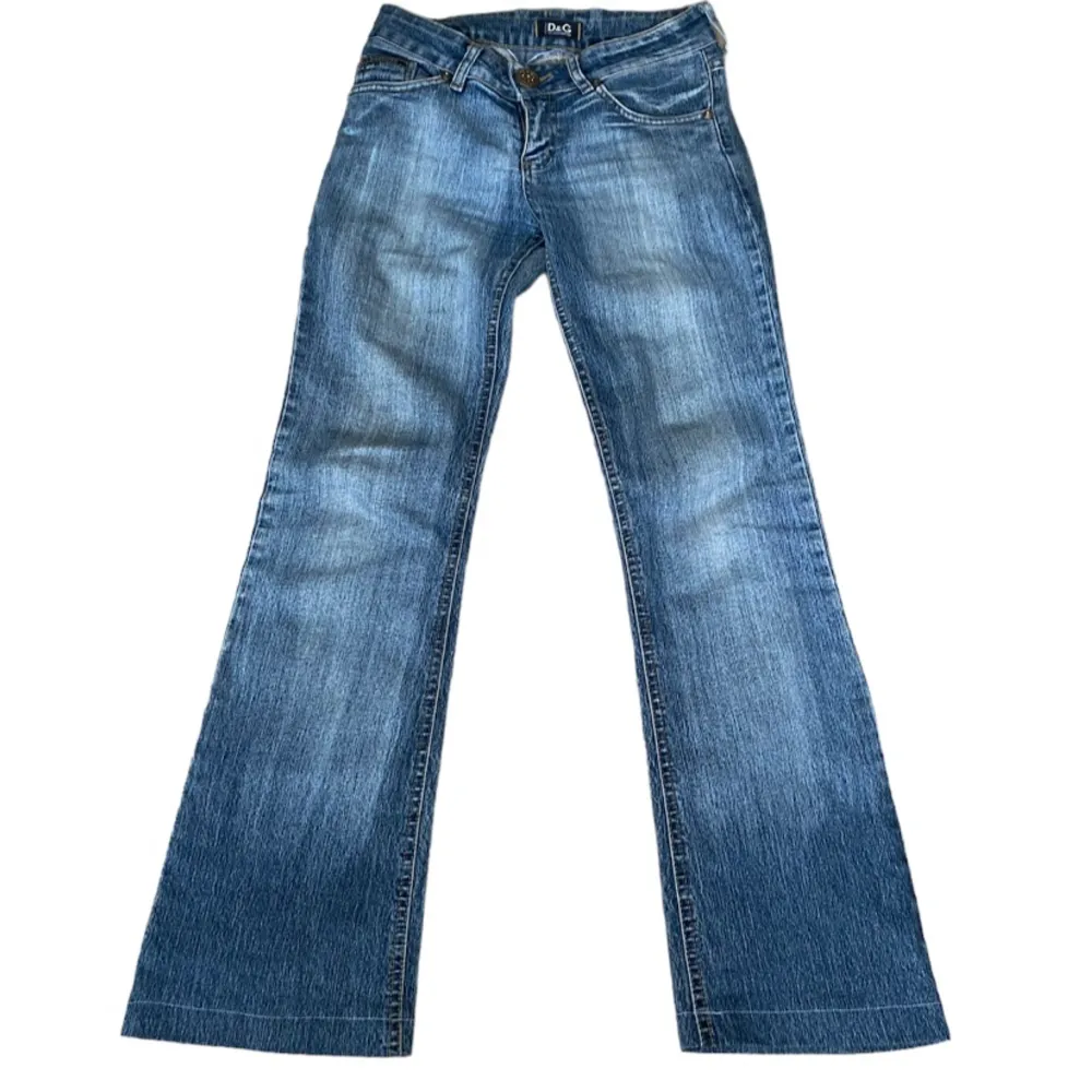 Lågmidjade jeans från Dolce & Gabbana i storlek 27. Jättebra skick   Innerbenslängd: 73 cm Midjemått mätt rakt över: ca 37 cm. Jeans & Byxor.